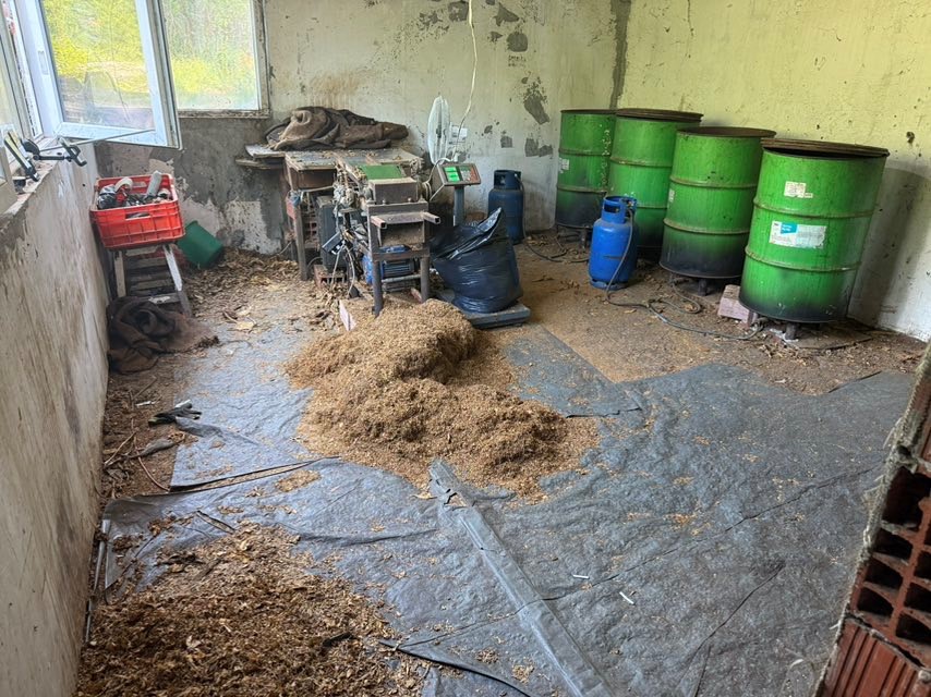 Полицаи от СДВР разкриха нелегална фабрика за обработване на тютюн  В