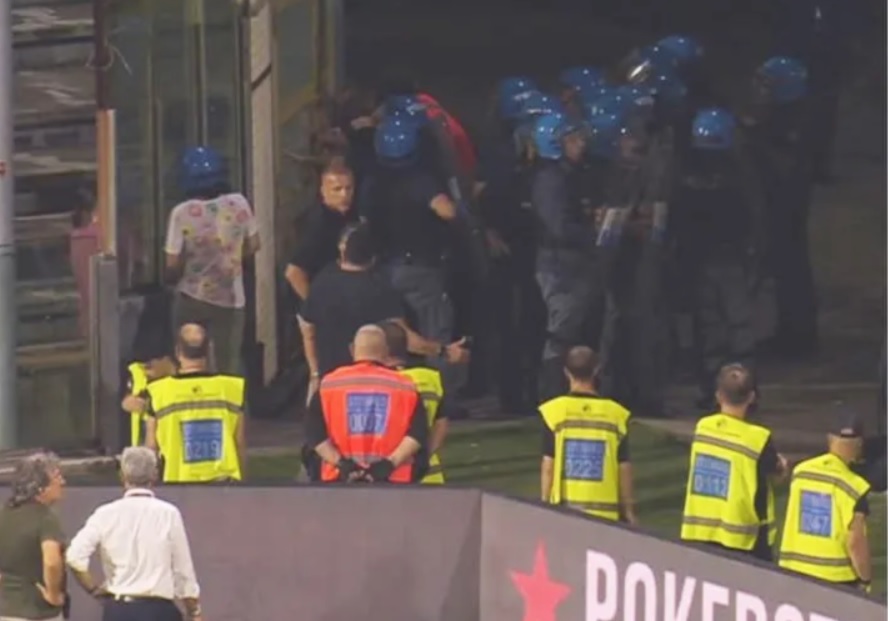 Славният италиански Сампдория оцеля в скандално прекратен бараж за оставане