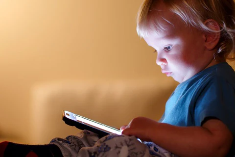 Деца в бебешки колички с таблет в ръце компетентно и