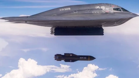 Седем бомбардировача B-2 прелетяха 37 часа по света, за да хвърлят 14 бомби върху Иран: Подробности за операцията