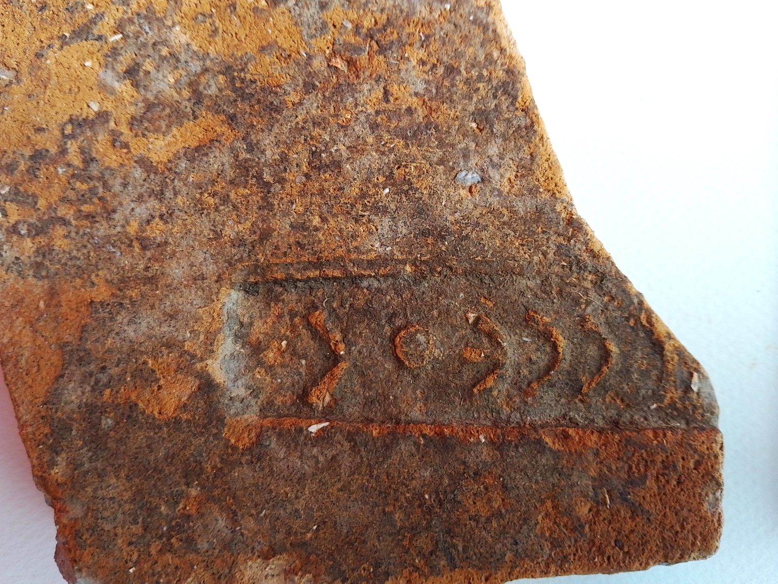 Едно от най забележителните открития е добре запазена подземна чешма или