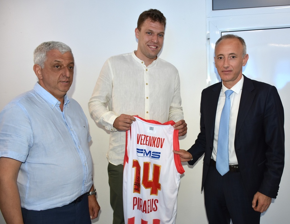 След успешното се дипломиране като бакалавър на Национална спортна академия