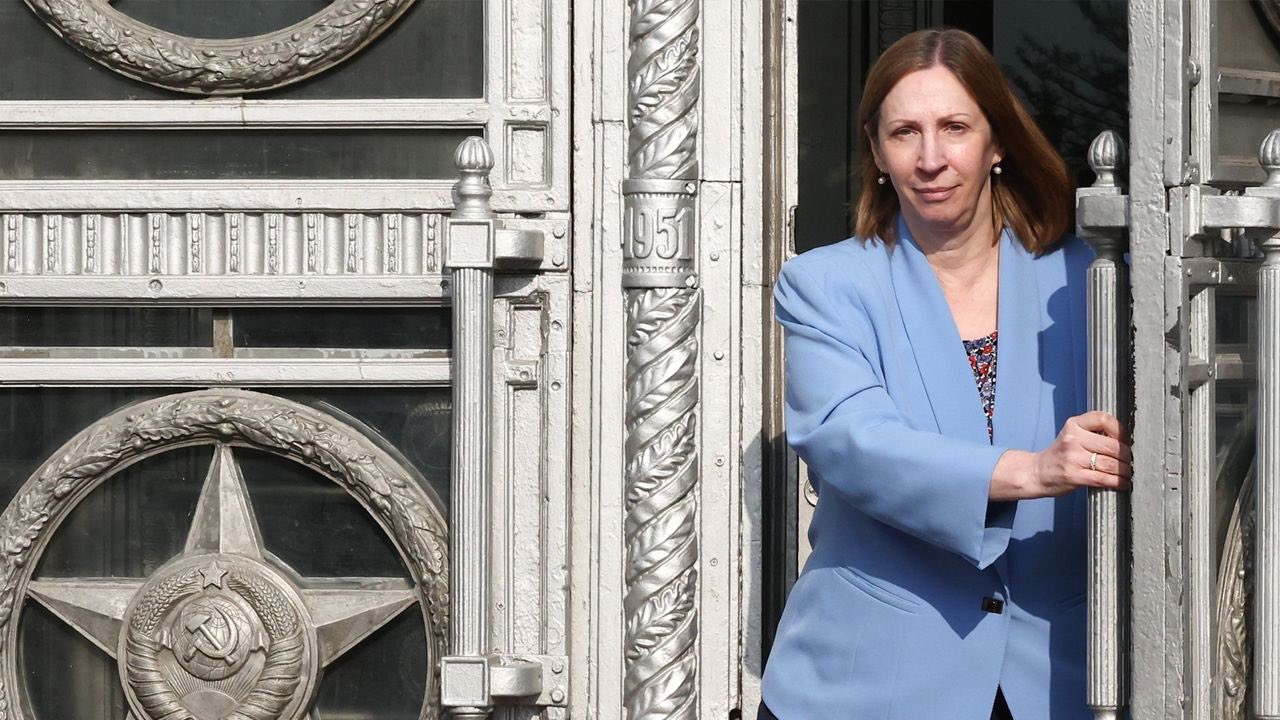 Наследникът ѝ не е обявен Лин Трейси посланикът на САЩ в