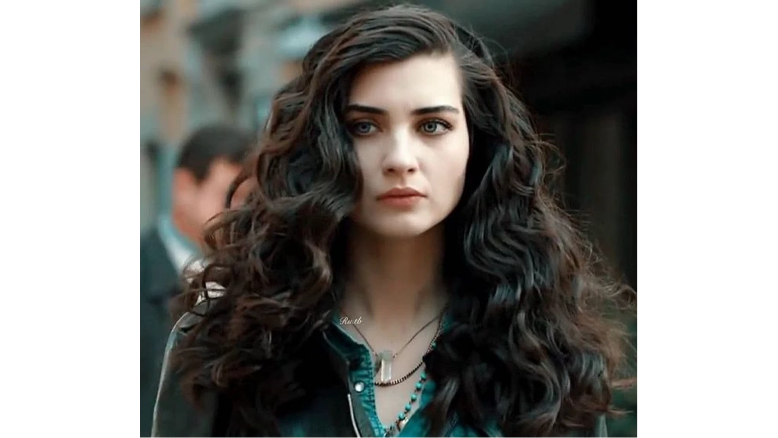 След развода актрисата сама отглежда двете си дъщериТуба Бююкюстюн е