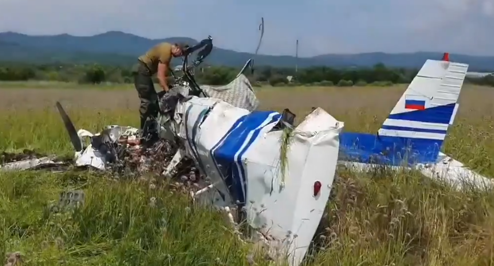 Пилотът загина при самолетна катастрофа след когато малък самолет тип