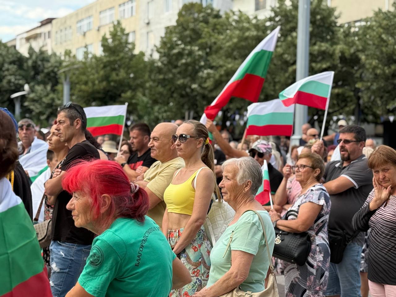 Бургазлии излязоха на протест пред сградата на Общината понесли плакати