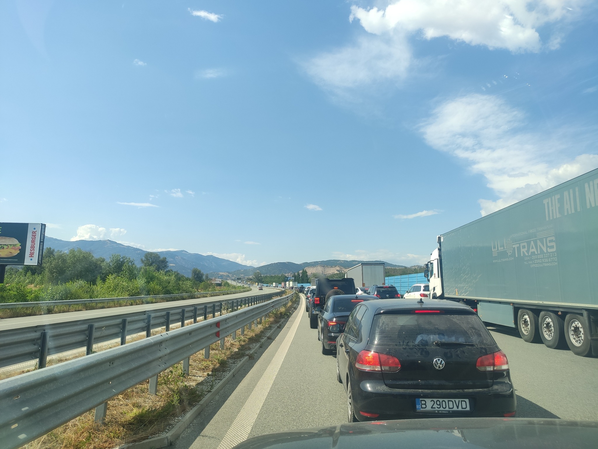 Близо 5 километрова колона от автомобили затруднява трафика на пътен възел