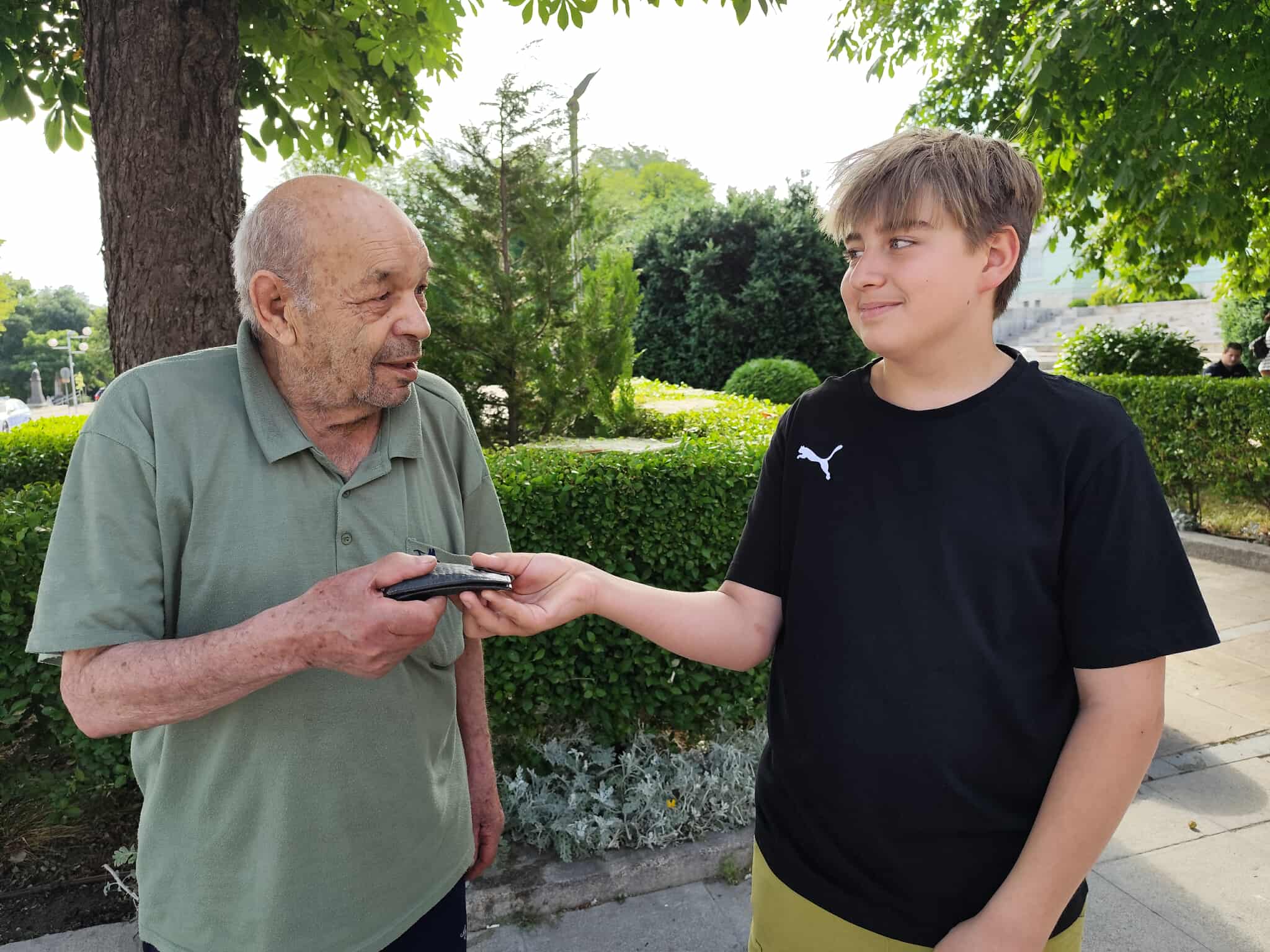 12 годишно момче от Шумен намери мъжки портфейл с 547 лева