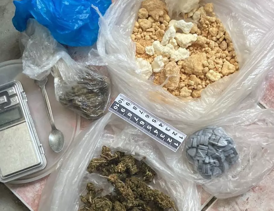 Задържани са трима ученици и техен приятел които са крили