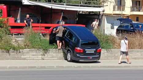 Джип прескочи бордюр и навлезе в автомивка в столичния кв. "Овча купел"