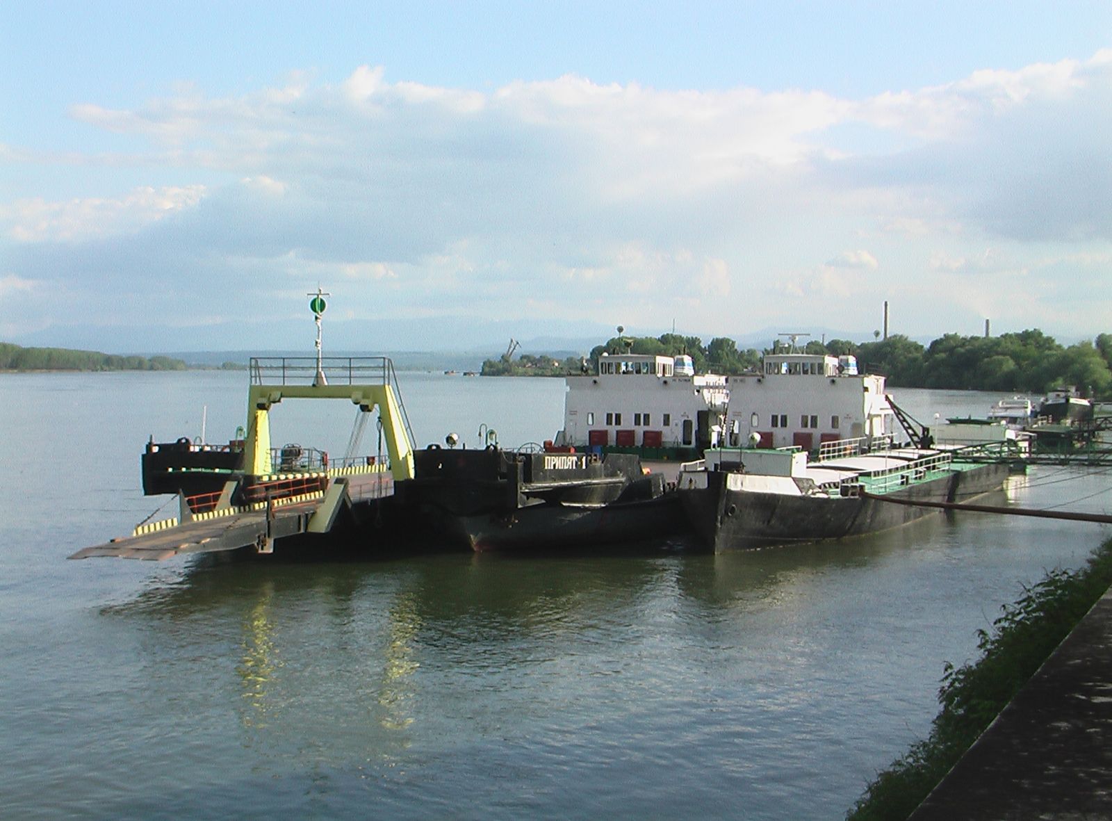 Ниското ниво на река Дунав блокира работата на ферибота при