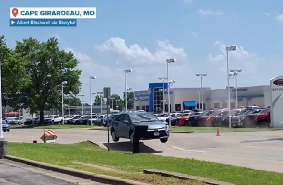 Екстремна гореща вълна причини разцепване на оживено шосе в щата