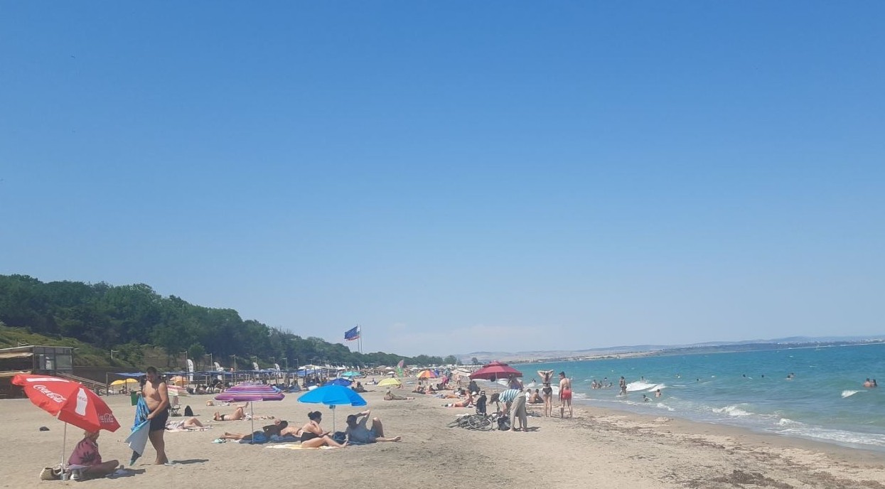 Галони с бира и парче пица хит на плажната