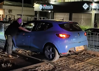 Трамвай №4 оказа помощ на закъсал автомобил на релсите Трамваят изтегли