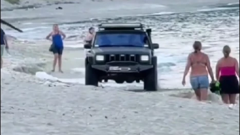 Джипове дрифтят по плажа на Паша дере (ВИДЕО)