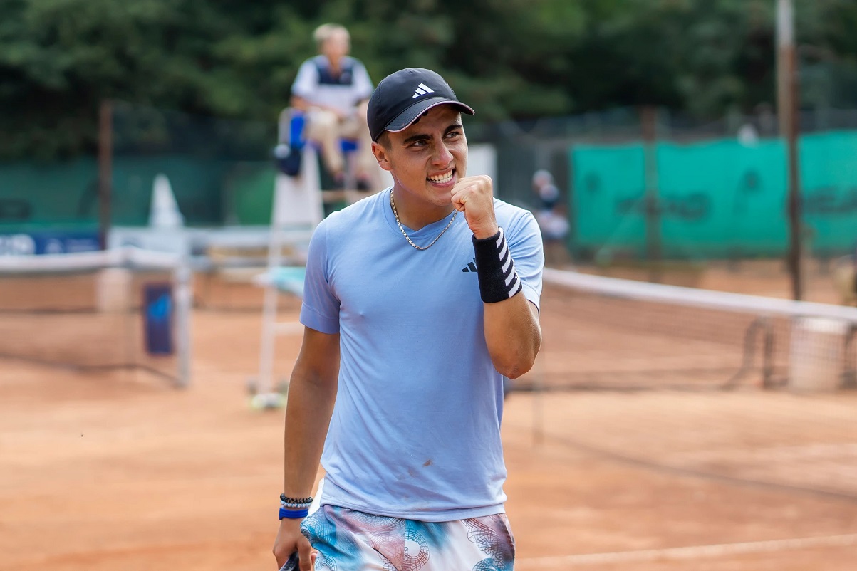 Иван Иванов се класира убедително за полуфиналите на сингъл при