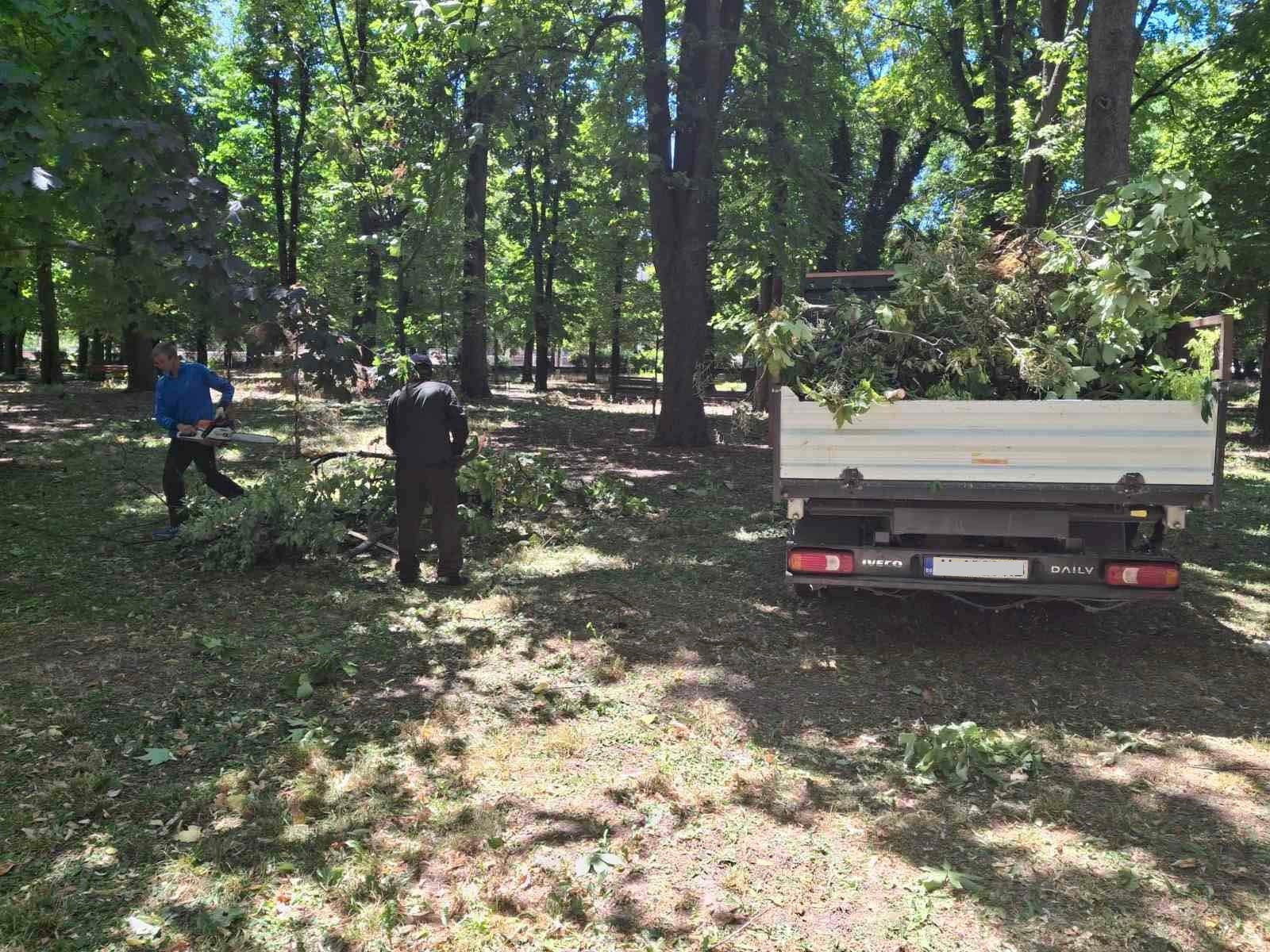 Много пожари разгорени от силния вятърСлужители на общинските предприятия в