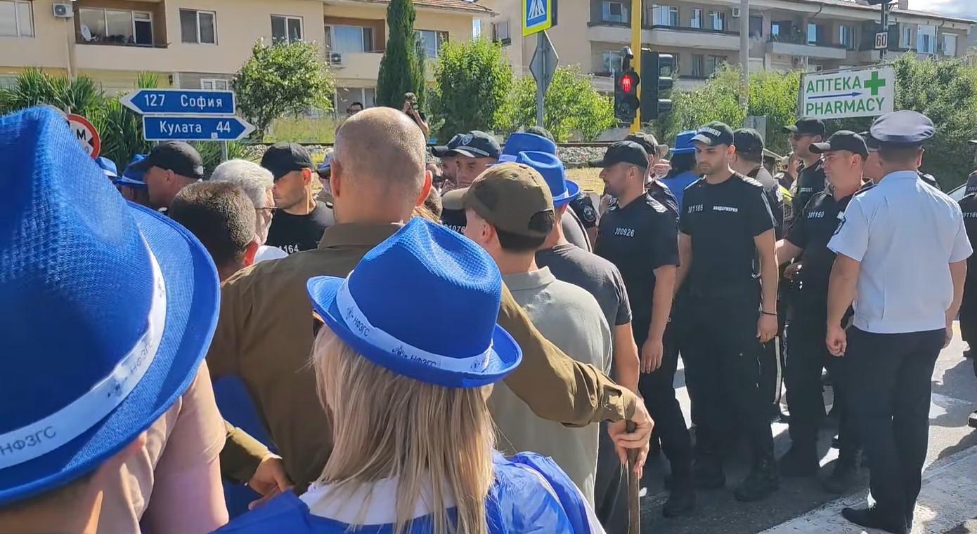 Не можем да пазим природата с голи ръце скандираха служители