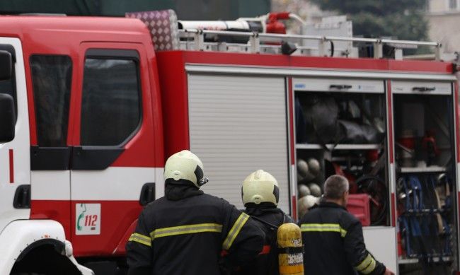 Огнеборци гасят голям пожар в автоморга в близкия до Русе