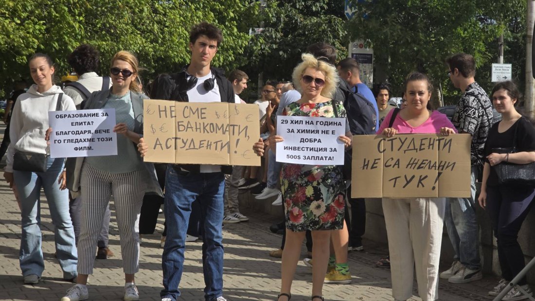 Бъдещите висшисти не одобряват и намалението на 75 което депутатите