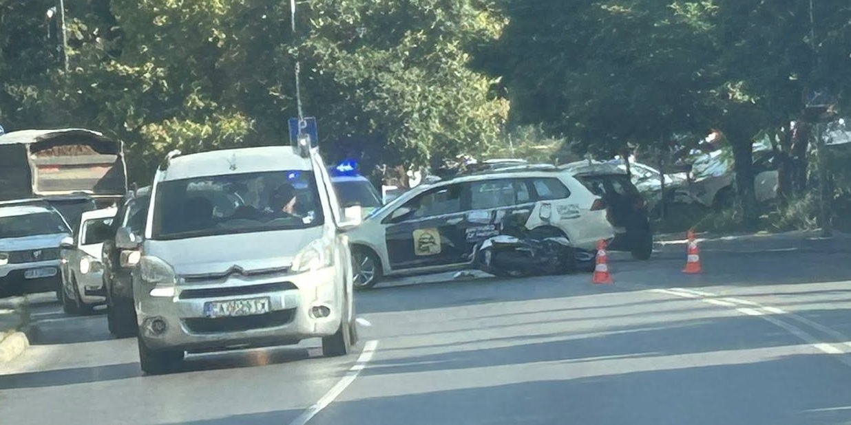 Таксиметрова кола е ударила мъж на мотор на ул Атанас