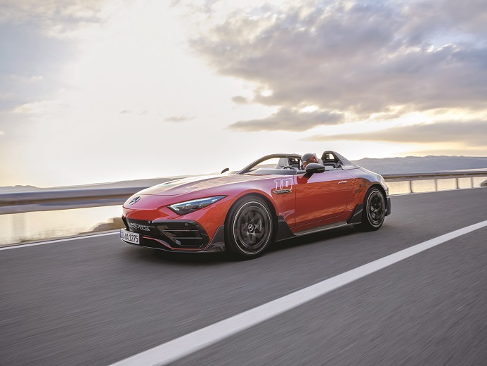 AMG пусна сериен автомобил без покрив и челно стъклоСтрува 920