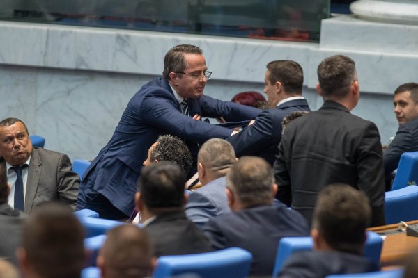 Депутатът Явор Божанков от ПП ДБ заяви че спира протеста си