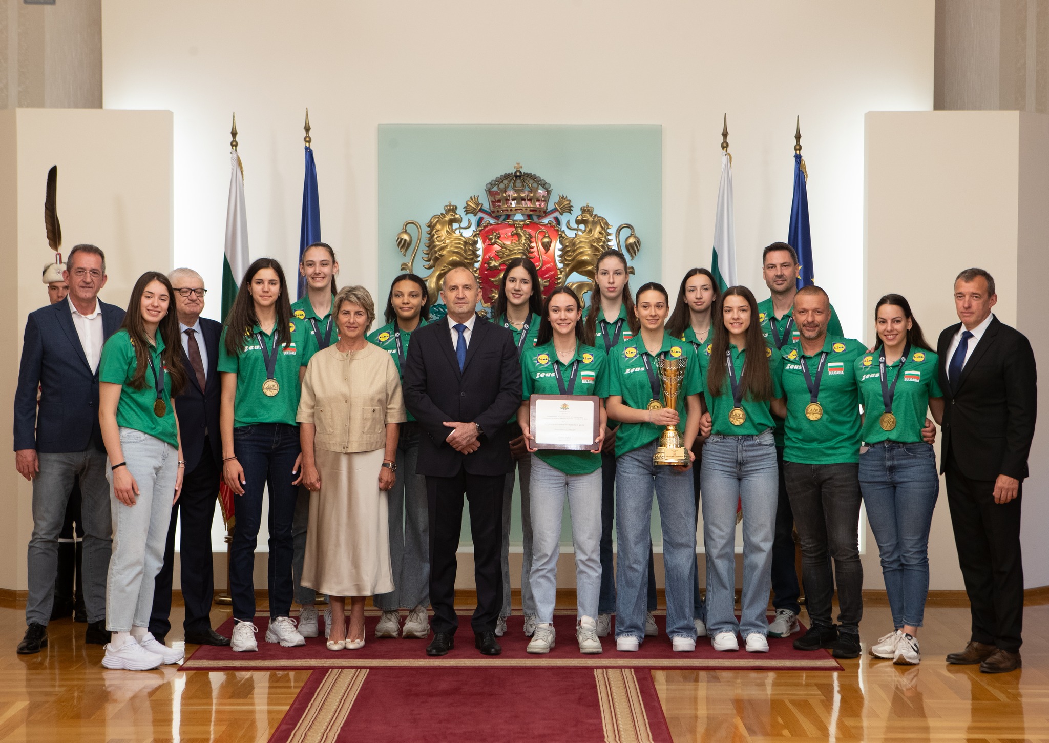 Президентът Румен Радев прие световните шампионки по волейбол Отборът ни