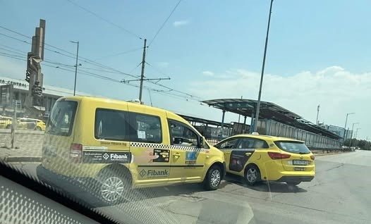 Два таксиметрови автомобила се удариха днес по обед на метри
