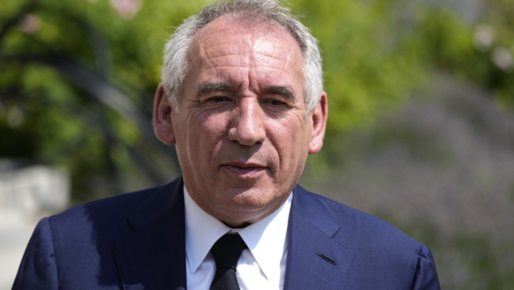 Замразяват заплати и отменят празнициДържавният дълг се увеличава със 150