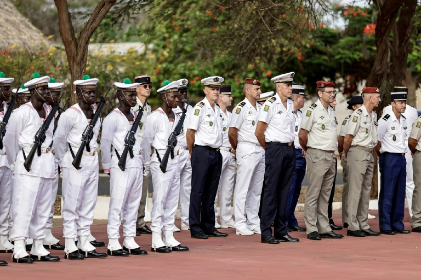 Френската армия прекрати постоянното си военно присъствие в Западна и