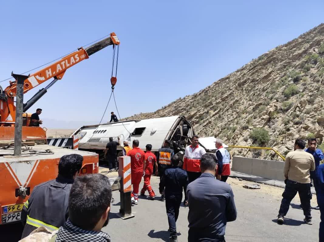 Най малко 15 души загинаха при падането на автобус от мост