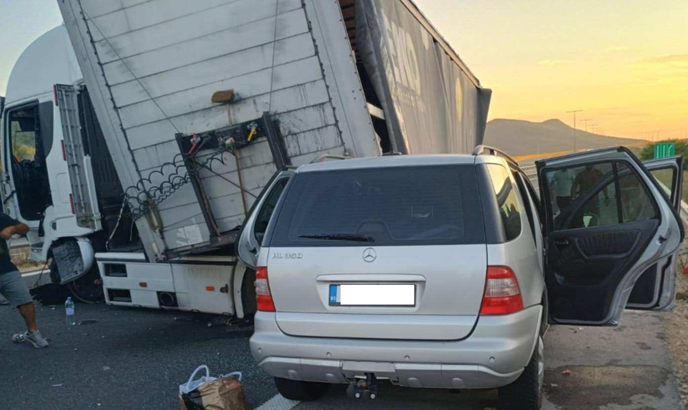 Товарен автомобил Ивеко удари лека кола на магистрала Хемус край