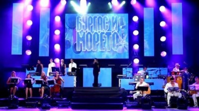 Светлинна инсталация за фестивалаКонцепцията е на сценограф впечатлил МадонаСцената на