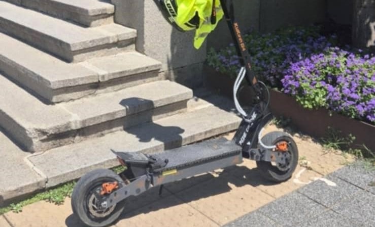 Контролен екип на общината иззе тротинетка на 15 годишни младежи движили