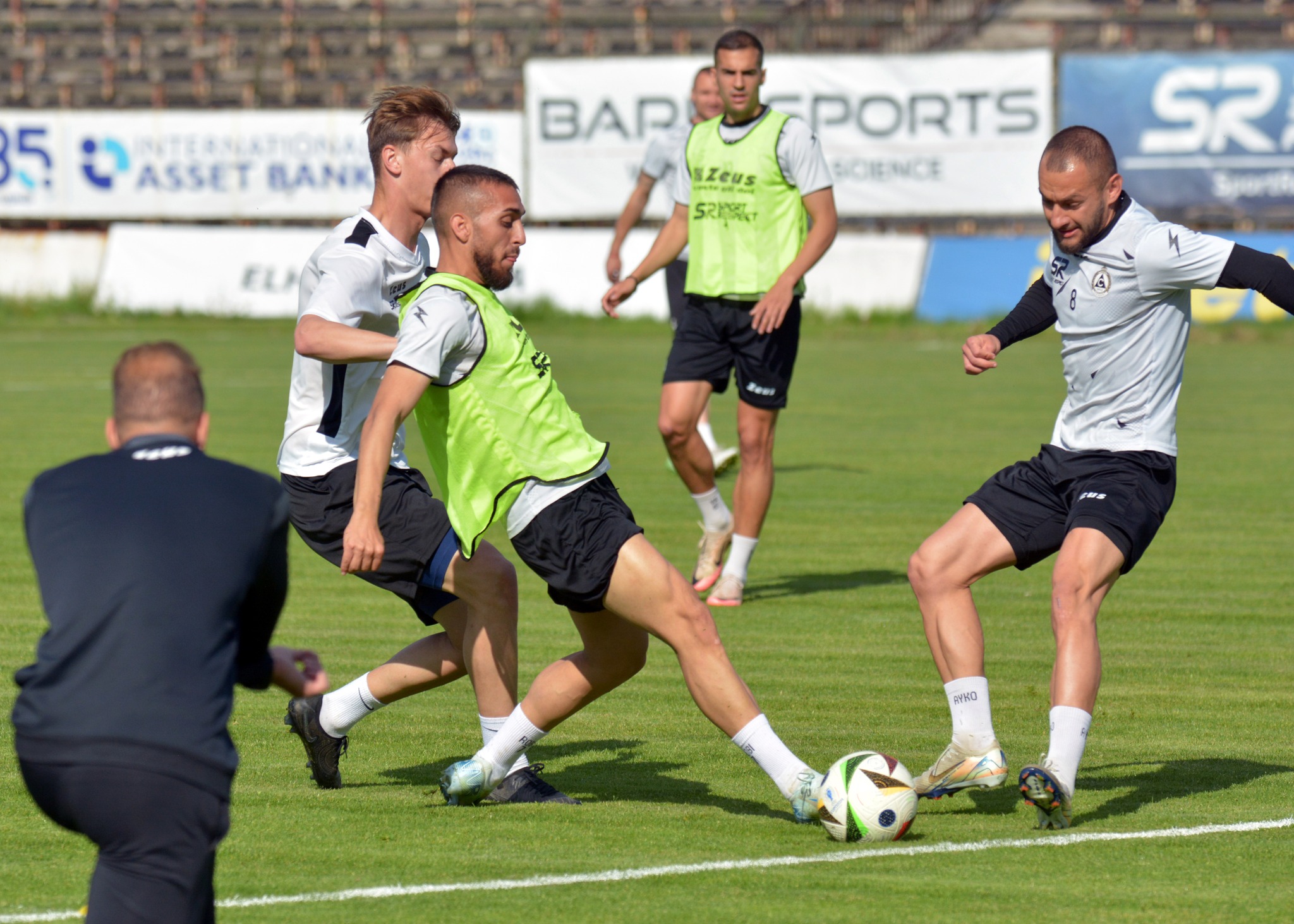 Българските футболисти се превърнаха в главни действащи лица на старта
