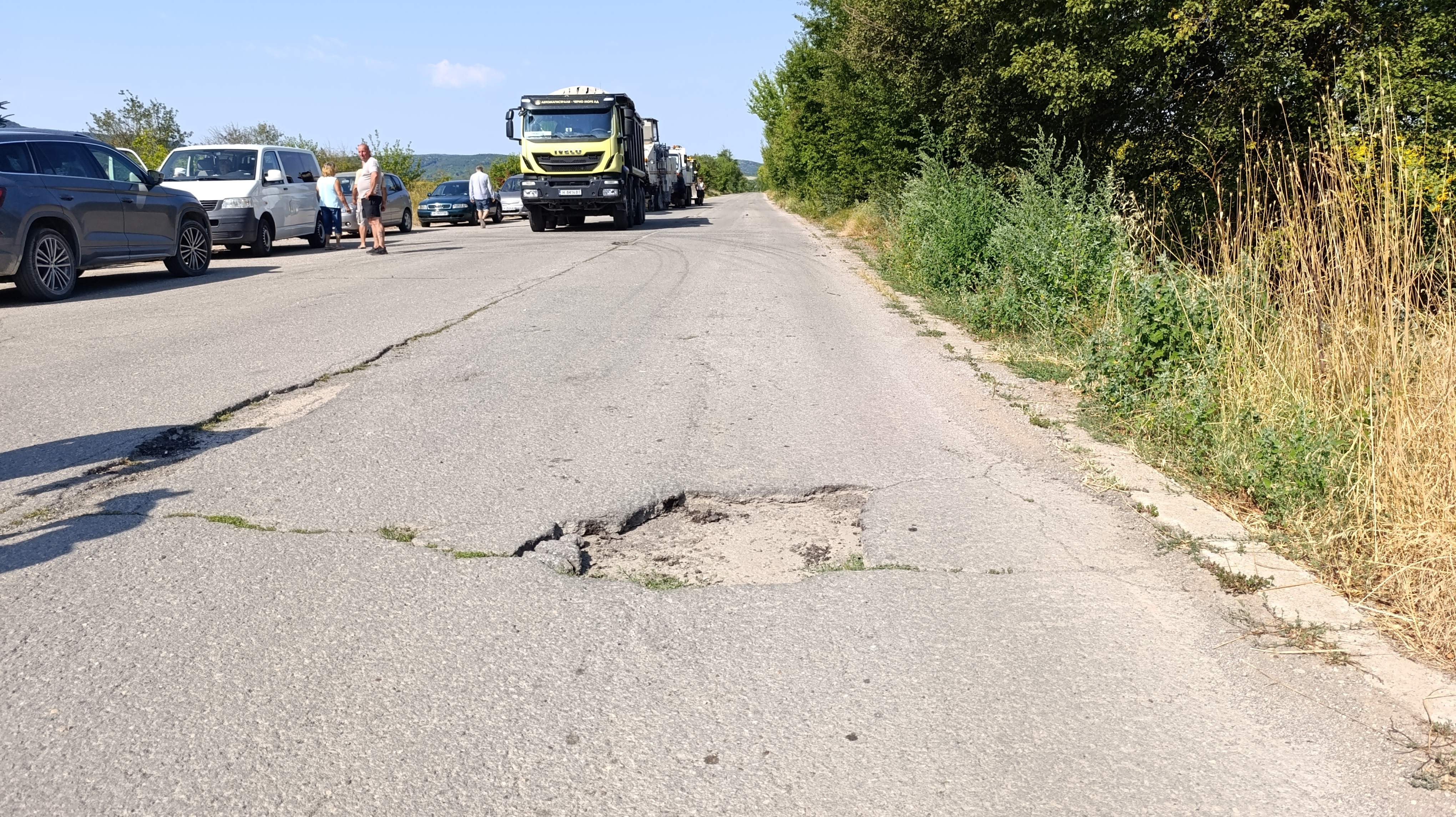 В община Шумен започна дългоочакван ремонт на буквално буренясал път