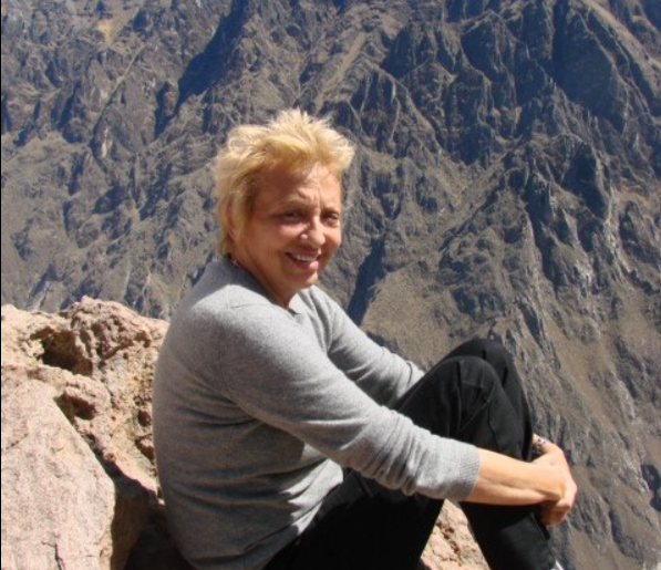 Малко е като в театър на абсурда Няколко хиляди души с