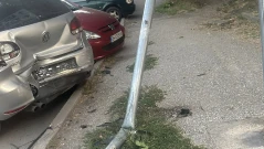 Млад шофьор помля пет коли на паркинг
