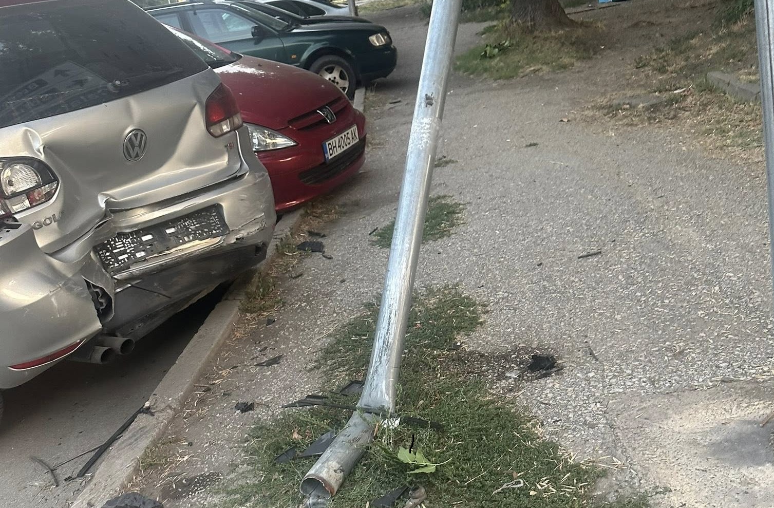 Млад шофьор с едва година опит зад волана помете пет