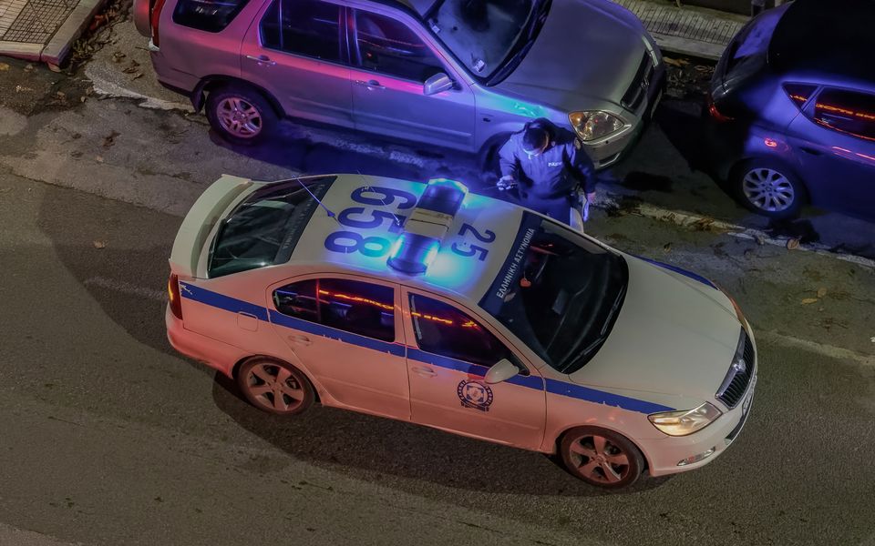 На мястото на инцидента полицията е открила десет гилзиТрима души