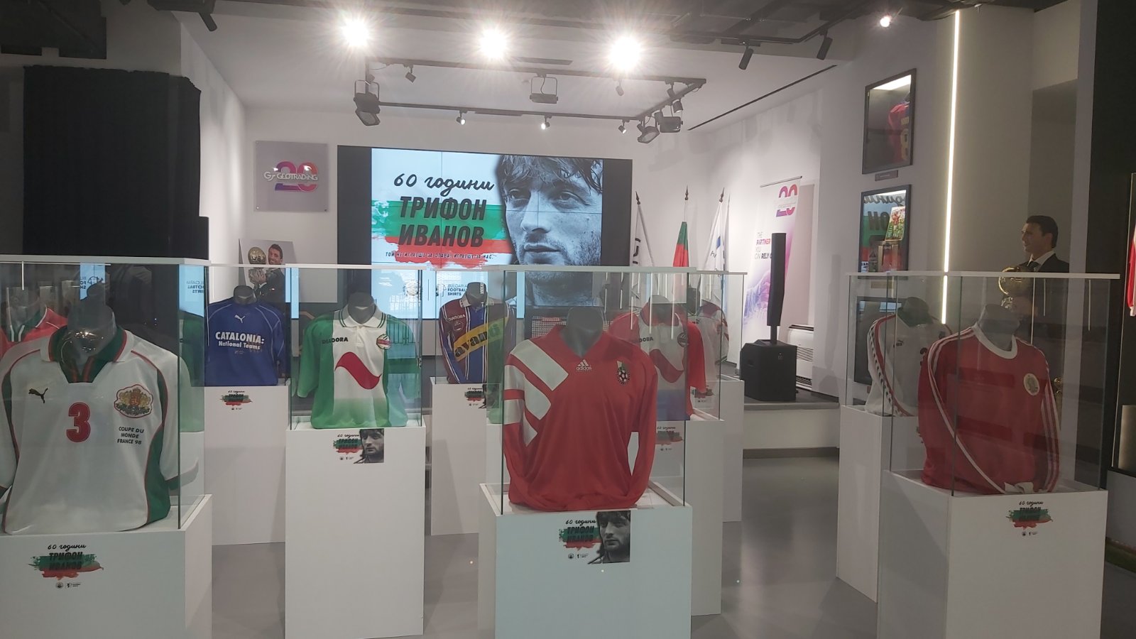 Христо Стоичков лично нареди изложба за един от най близките си