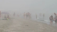 Гъста мъгла покри плажовете на Черно море в Румъния (ВИДЕО)