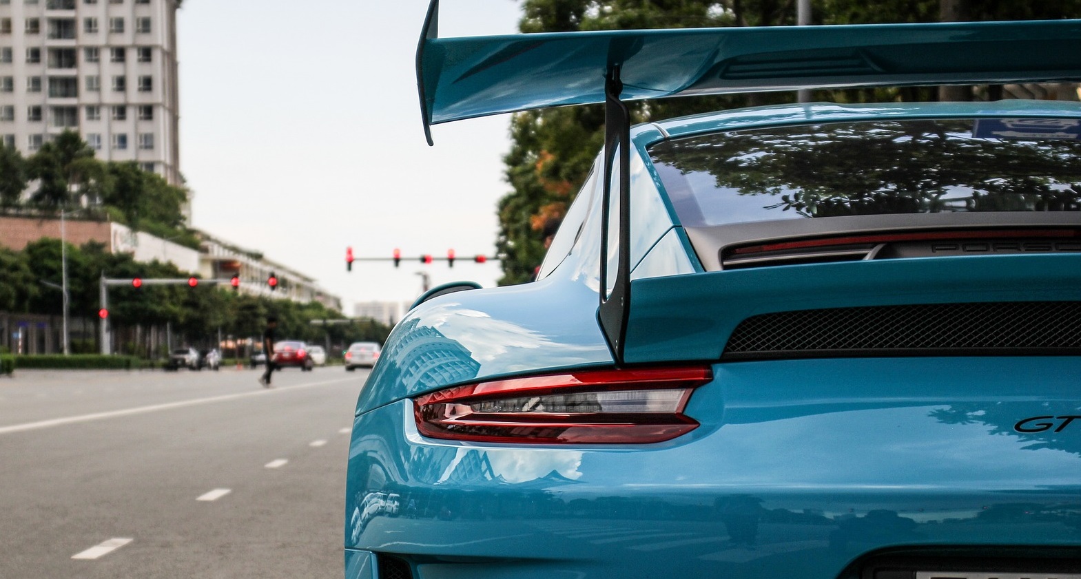 Оперативната печалба на Порше Porsche от основния бизнес с автомобили