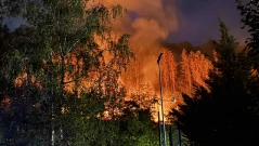 12 пожарни, доброволци и тежка техника гасиха пожар, пламнал между два квартала във Велико Търново