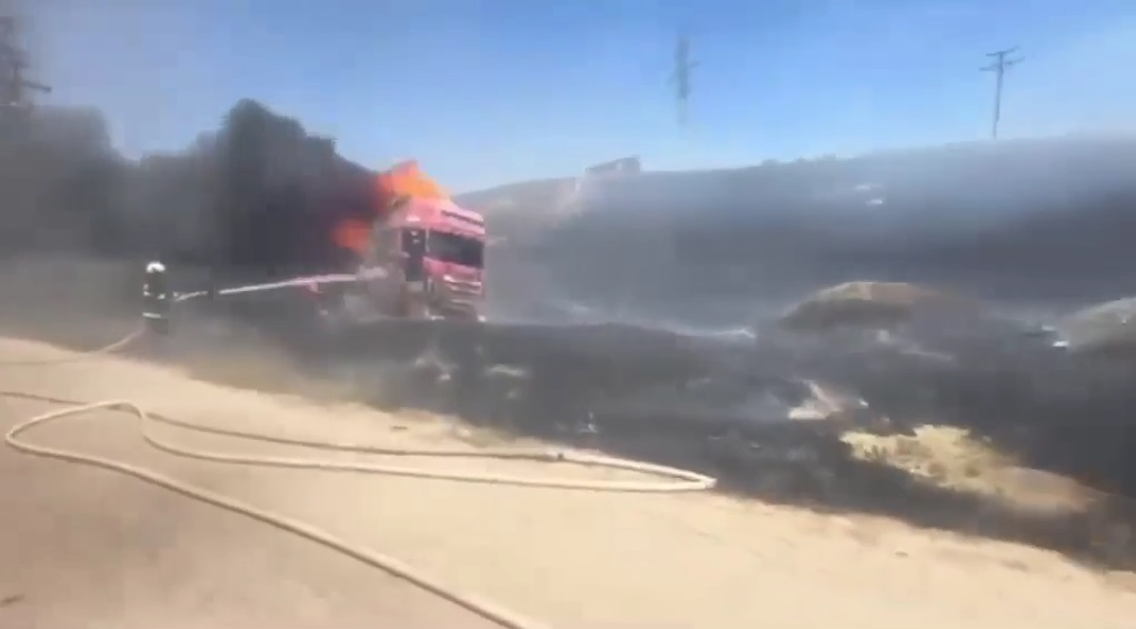 Гасиха камион в индустриалната зонаОгнеборци от пожарната в Шумен работят