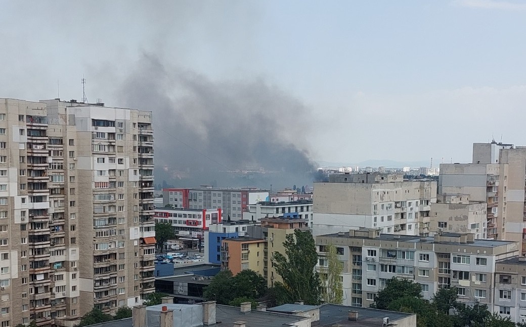 Голям пожар гори в столичния квартал Люлин в близост до