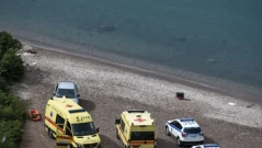 3-годишното дете намерено на плажа в Атина е малтретирано и изхвърлено в морето