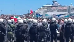 Гърци скандират "Спрете геноцида" при пристигане на израелски круизен кораб (ВИДЕО)