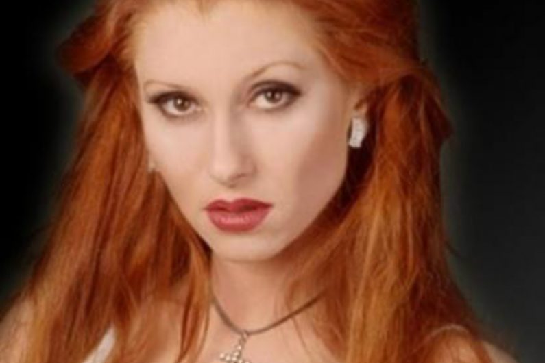 На 30 юли през 1999 г в автомобилна катастрофа по